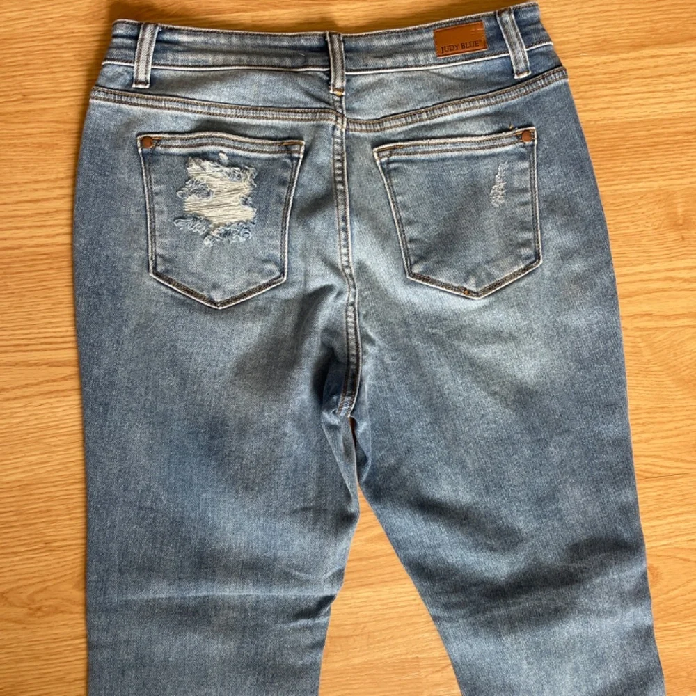 Judy Blue Stretch Boyfriend Fit Distressed Skinny Jeans - Picture 7 of 9